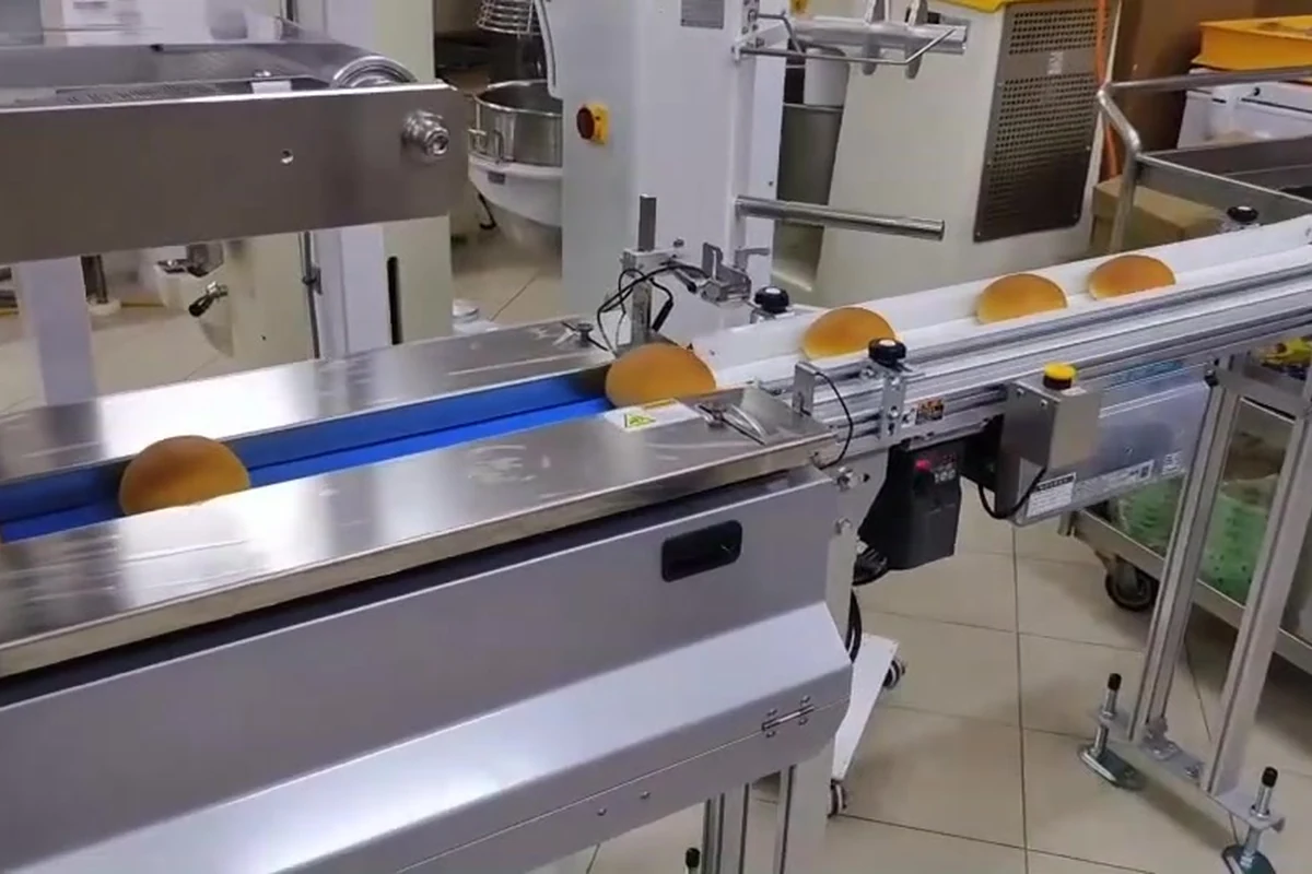 Bakery product packaging application with SUZUKI horizontal packaging machine